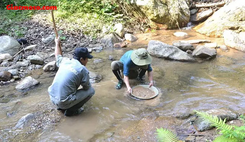 Tìm vàng ở suối bằng phương pháp thủ công